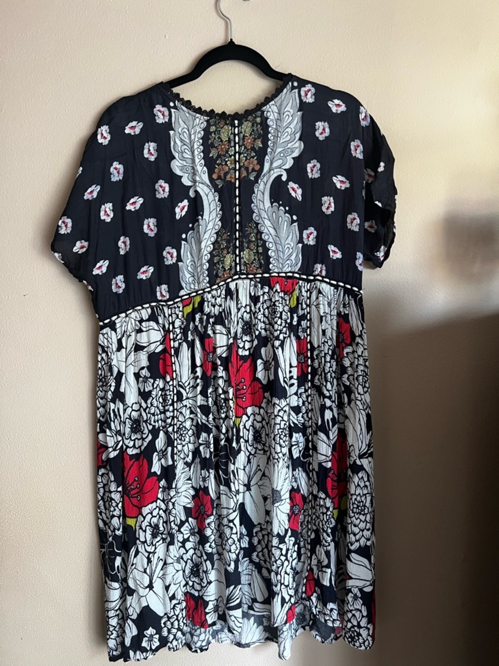 Blank London Floral Mixed-Print Babydoll Dress with Red Accents Size Large